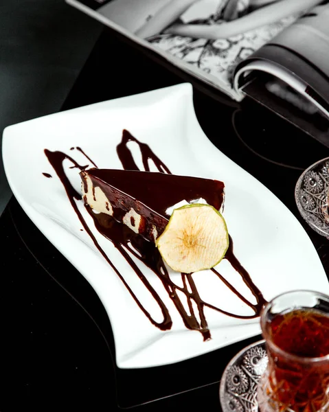 Pastel Cubierto Con Fruta Jarabe Chocolate —  Fotos de Stock