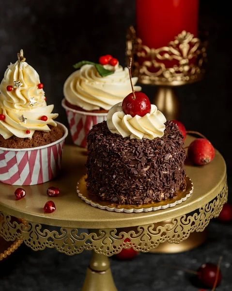 Kuchenstand Mit Schokokirschkuchen Und Cupcakes — Stockfoto