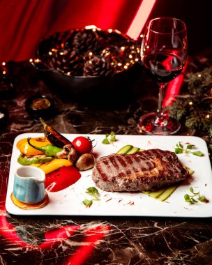 Sebzeli kızarmış et.