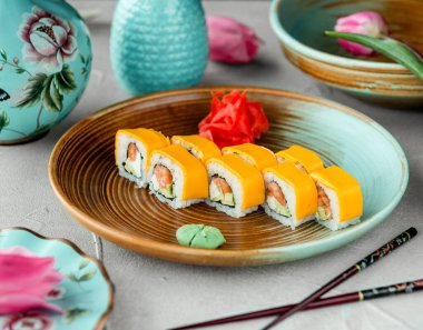 Sarı havyarlı suşi seti.