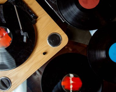 Tahta turntable ve vinil plakların üst görüntüsü