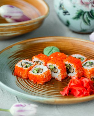 Suşi seti ve masada kırmızı havyar.