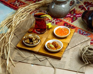 Armudu bardağında siyah çay ve tatlı.