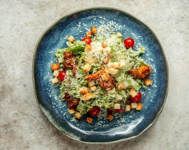 Kızarmış karidesli Sezar salatası