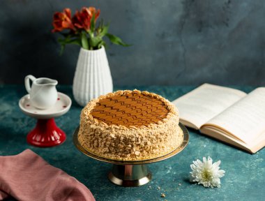 snickers cake with cake crumbles