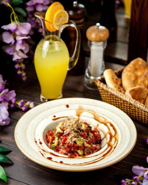 Domates salatalı sebze salatası kırmızı soğan yağı ve fındık.