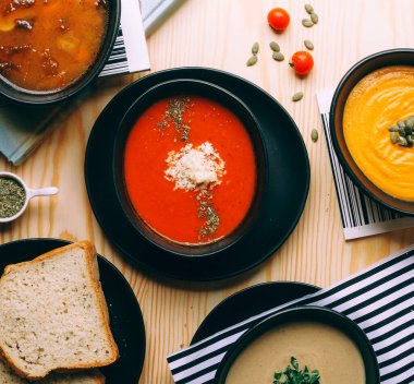 Kurutulmuş ot ve peynirli domates çorbası.