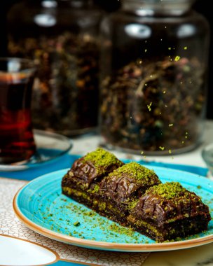 Üzerinde fıstık parçacıklı çikolata tatlısı.