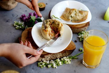 yuvarlak güveç sosis ve portakal suyu.