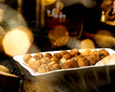 Kızarmış dushbara ve kızarmış sos.