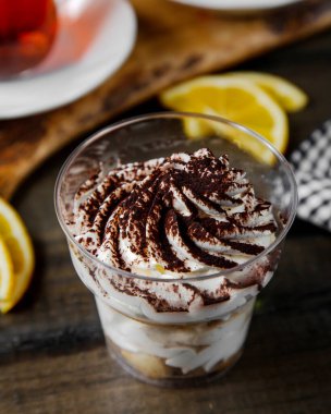Tiramisu tatlısı bardakta servis edilir.