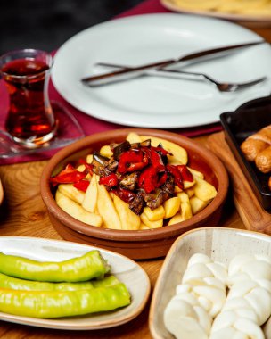 french fries garnished with fried aubergine and bell pepper slices