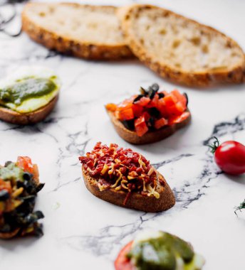 Karışık soslu bir dilim ekmek.