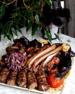 Karışık et ve bir bardak şarapla hazırlanmış kebap.