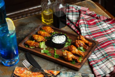Sade yoğurtla servis edilen tavuk kebabı.