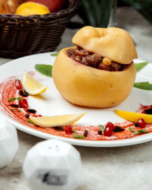 Doldurulmuş ayva balığını kapat.