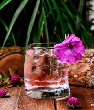 buzlu su cam masanın üzerine