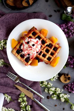 çilek ve dondurma waffle