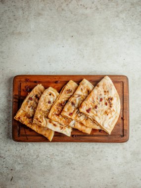 Kurutulmuş böğürtlenli kızarmış dörtlü.