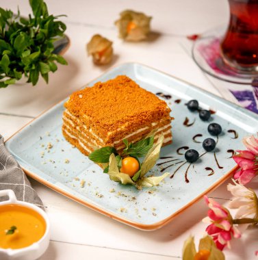 Masanın üzerine bal pasta