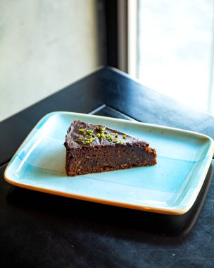 Çikolatalı brownie rendelenmiş fıstıklı