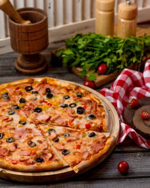 Zeytinli pizza, domates ve dolmalık biber.