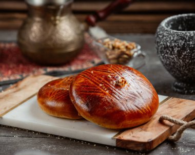 Cevizle süslenmiş geleneksel azerbaijani tatlı ekmeği.