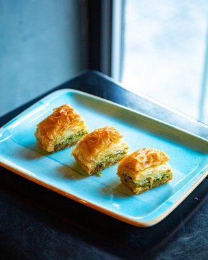 Masanın üzerinde Türk Pakhlava 'sı