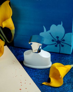 Masanın üzerinde beyaz bir sabun şişesi