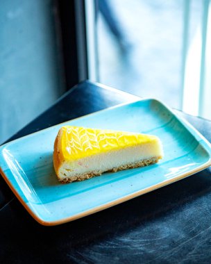 Masada portakallı kek var.