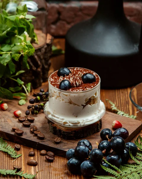 Фруктовый Десерт Сливками Какао — стоковое фото