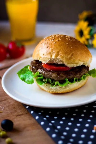 Burger Mit Orangensaft — Stockfoto