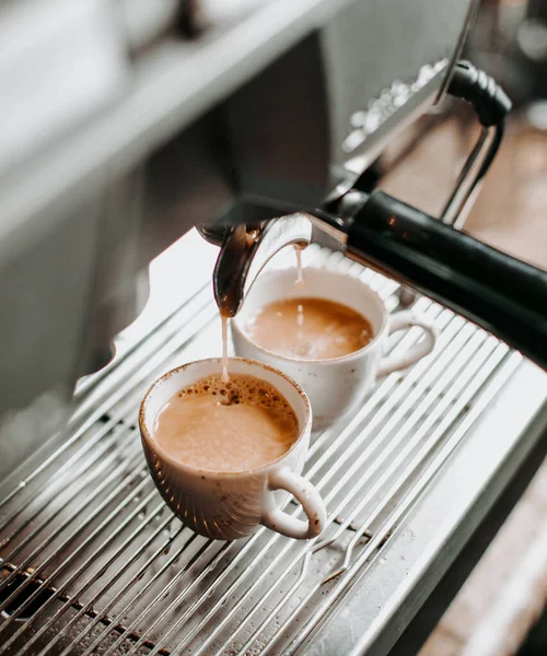 Două Cești Espresso Sub Motorul Cafea — Fotografie, imagine de stoc