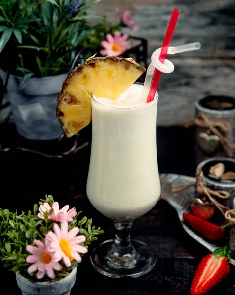 Milkshake Met Ananasschijfje Tafel — Stockfoto