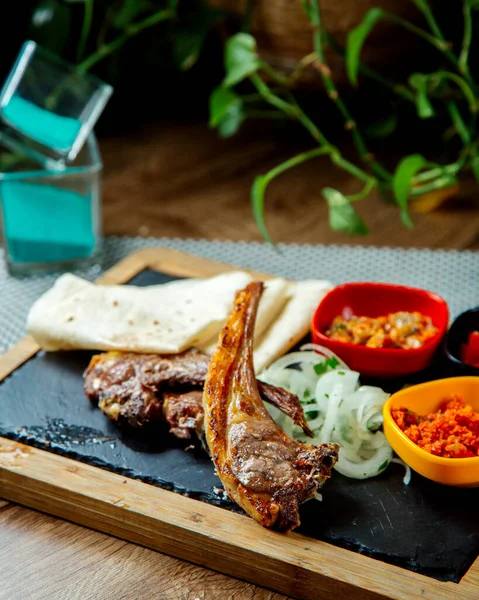 Carne Kebab Com Legumes Mesa — Fotografia de Stock Grátis