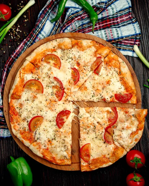 Pizza Margherita Servida Sobre Mesa — Foto de Stock