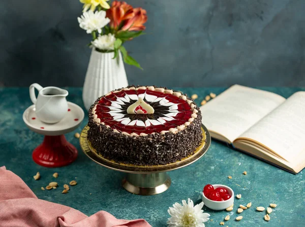 Bolo Chocolate Decorado Com Esmalte Vermelho Branco — Fotografia de Stock