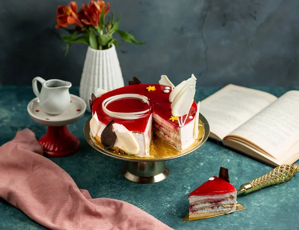 Bolo Vidro Vermelho Decorado Com Chocolates Brancos Escuros — Fotografia de Stock