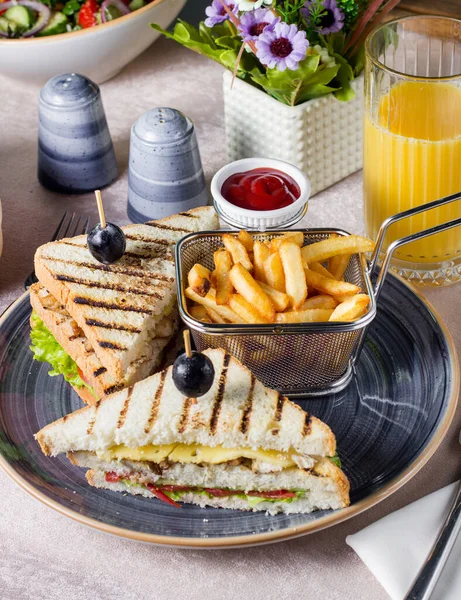 Club Sandwich Mit Hühnchen Serviert Mit Pommes — Stockfoto