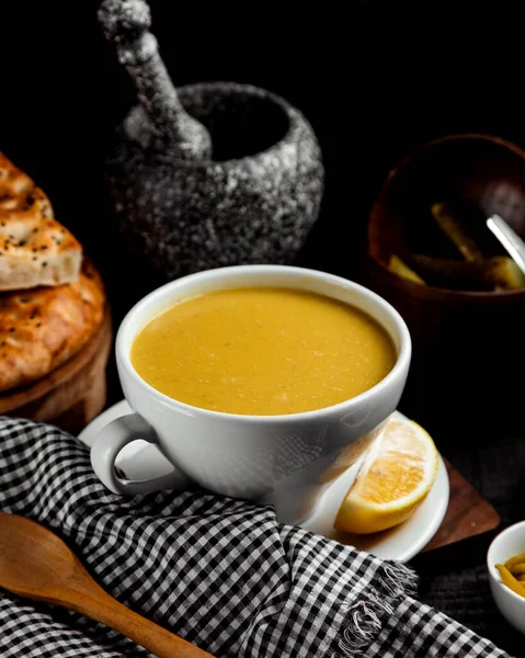 Чашку Чечевичного Супа Лимоном — стоковое фото