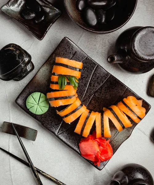 テーブルの上から見た虎寿司 — ストック写真