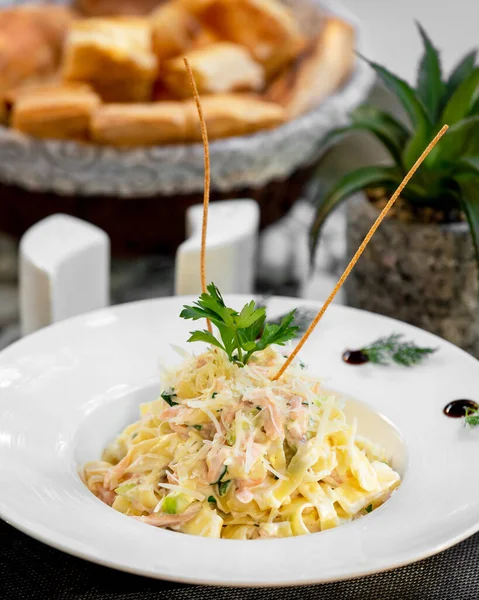 Fettuccini Salmón Con Salsa Crema Parmesano Aguacate — Foto de Stock