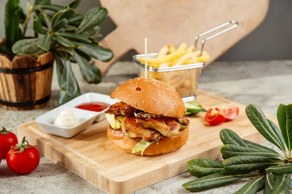 Hambúrguer Servido Com Batatas Fritas Ketchup Maionese — Fotografia de Stock