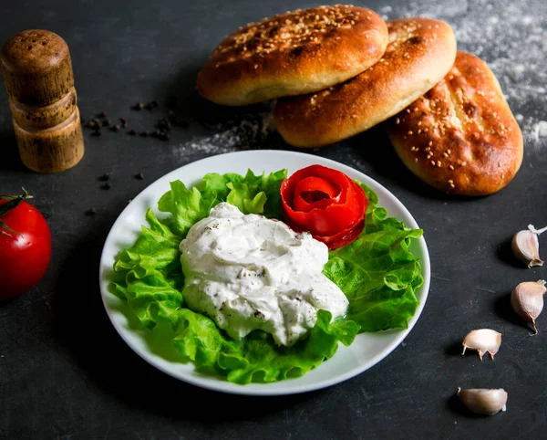 Gräddfil Med Limpor Bröd — Stockfoto