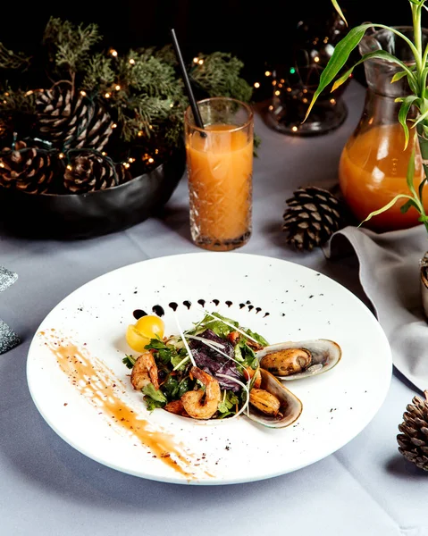 Ensalada Con Gambas Fritas Jugo — Foto de stock gratis