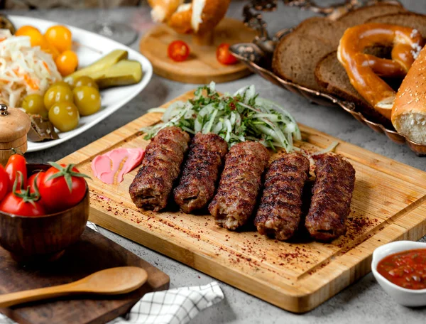 Lule Kebab Mit Zwiebeln Und Gurken — Stockfoto