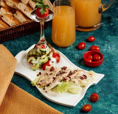 Üzerine rendelenmiş peynir ve kurutulmuş böğürtlen serpiştirilmiş tavuk.