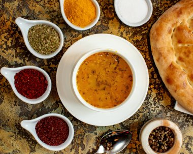 Çeşitli baharatlı sebze çorbası.