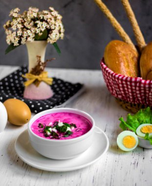 Dilimlenmiş yumurtalarla kaplı pembe çorba.