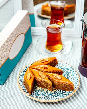 Bir tabak fındıklı Azerbaijani pakhlava.